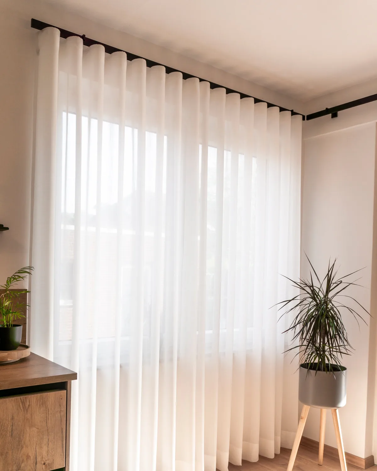 Helle Gardinen von Die Gardine vor einem sonnigen Fenster