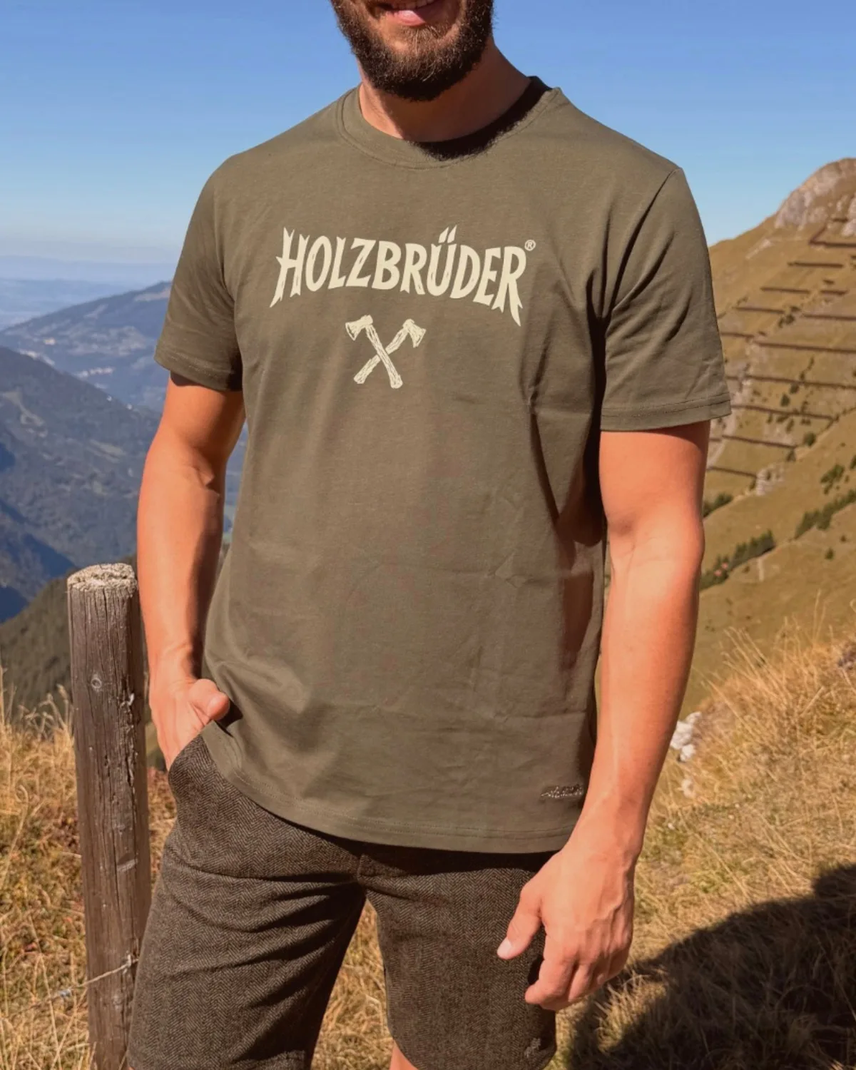 Mann im Holzbrüder T-Shirt in den Bergen