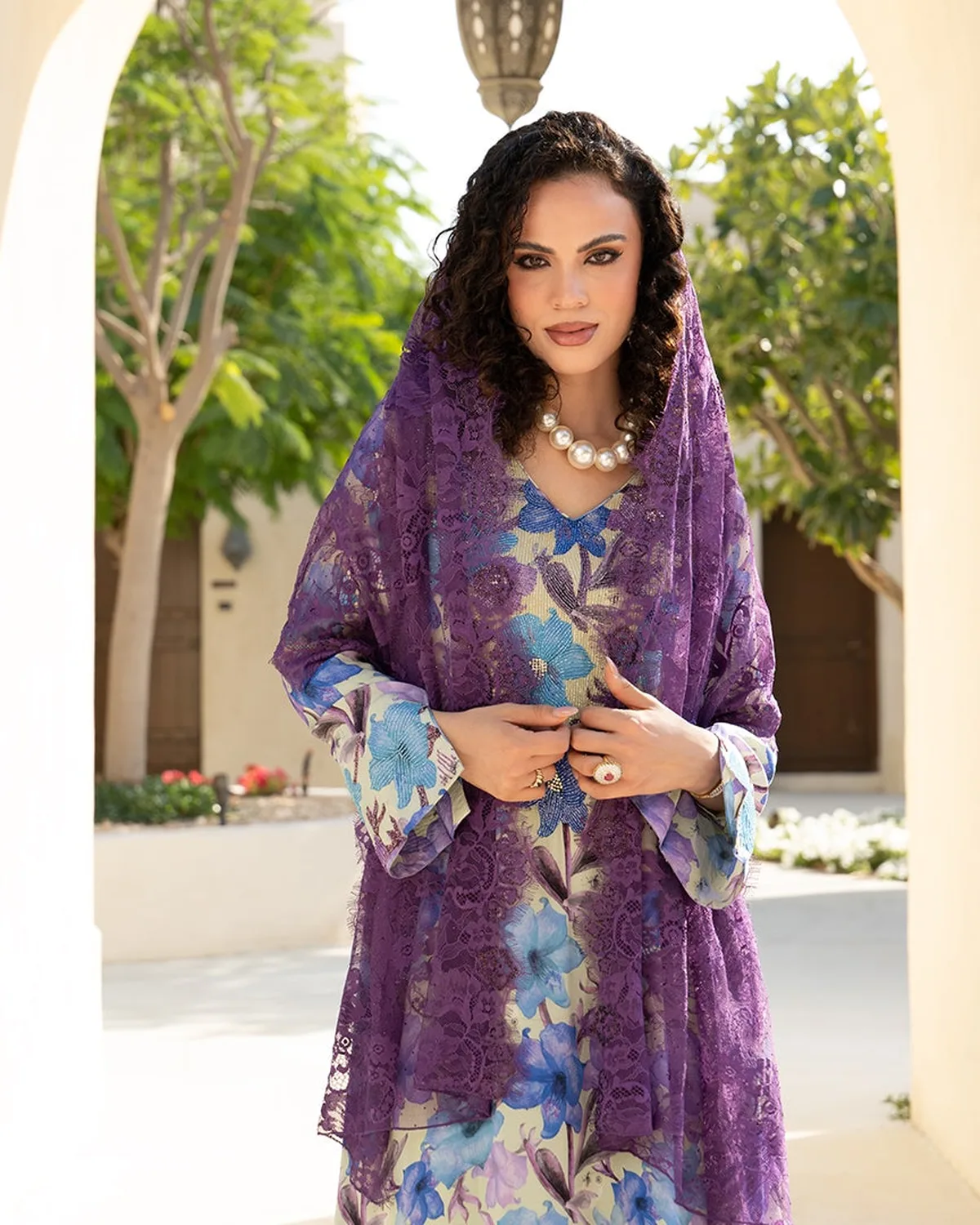 Model in lila Spitzenschal und geblümtem Kleid von Kashkha