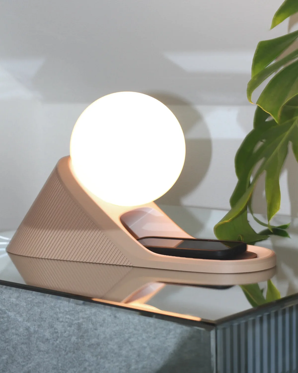Tischlampe Tenoa von klugino auf einem Sideboard