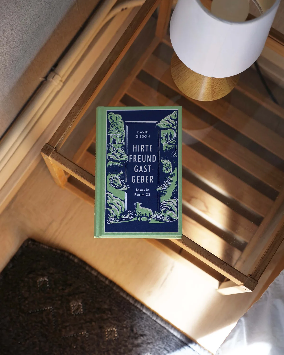 Buch von Verbum Medien auf einem Nachttisch neben einer Lampe
