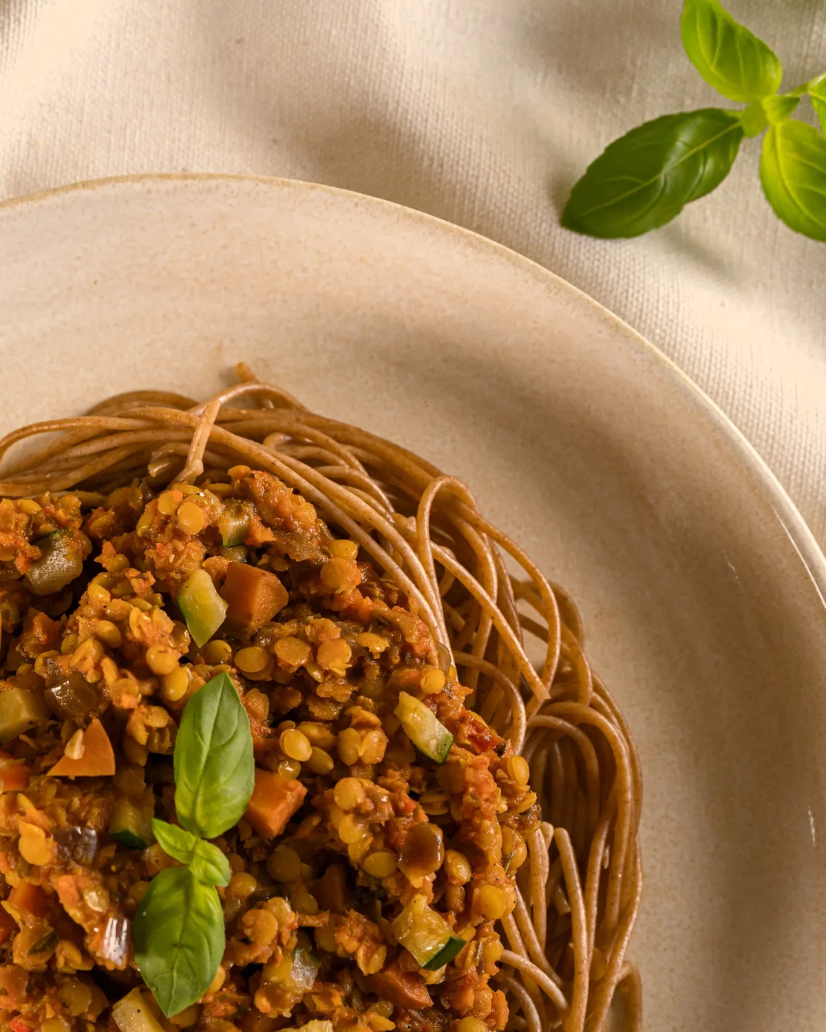 Linsenbolognese mit Dinkelspaghetti von voll&ganz