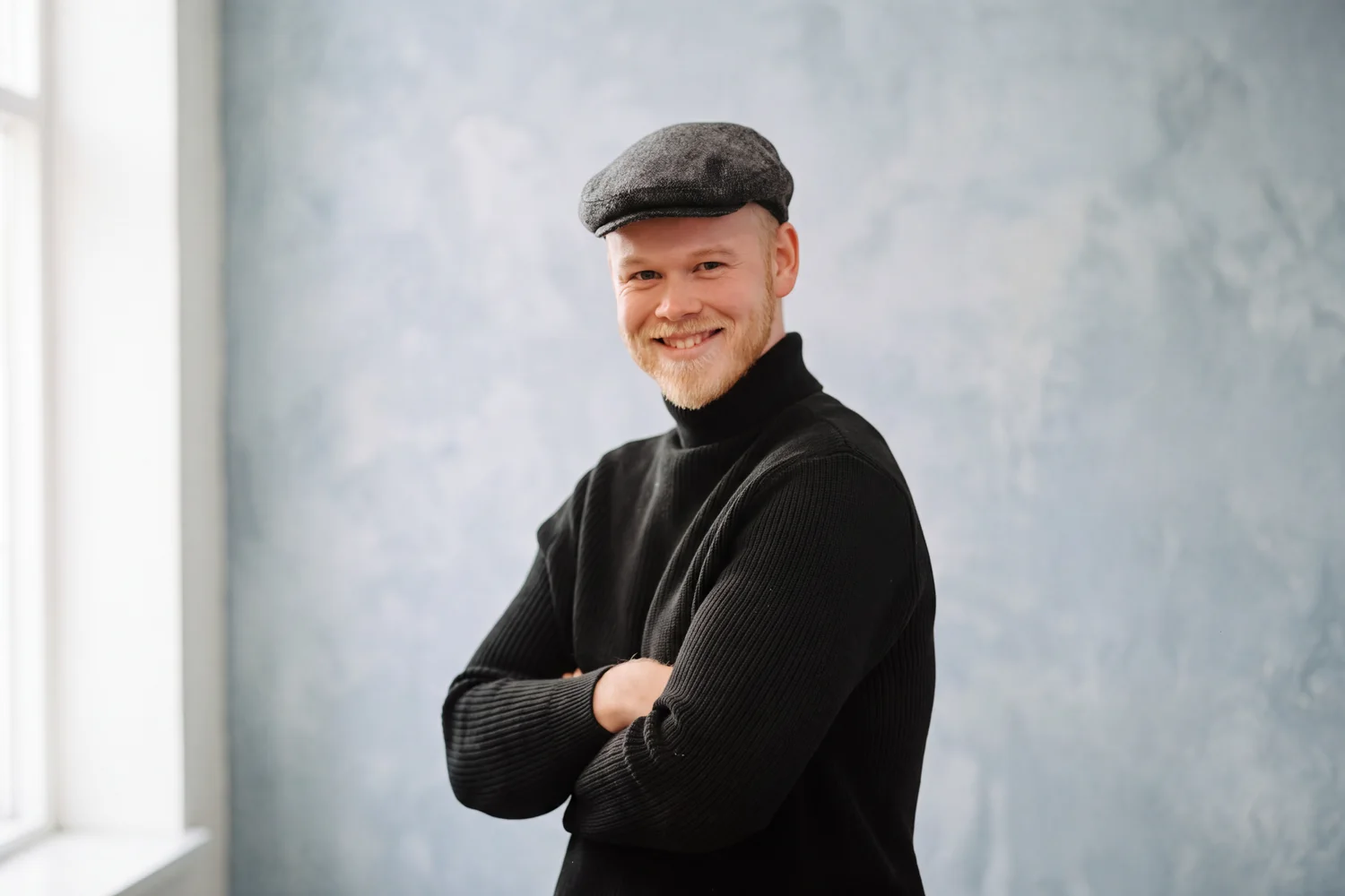 Maik Gossen, Shopify Freelancer, vor einer hellen Wand
